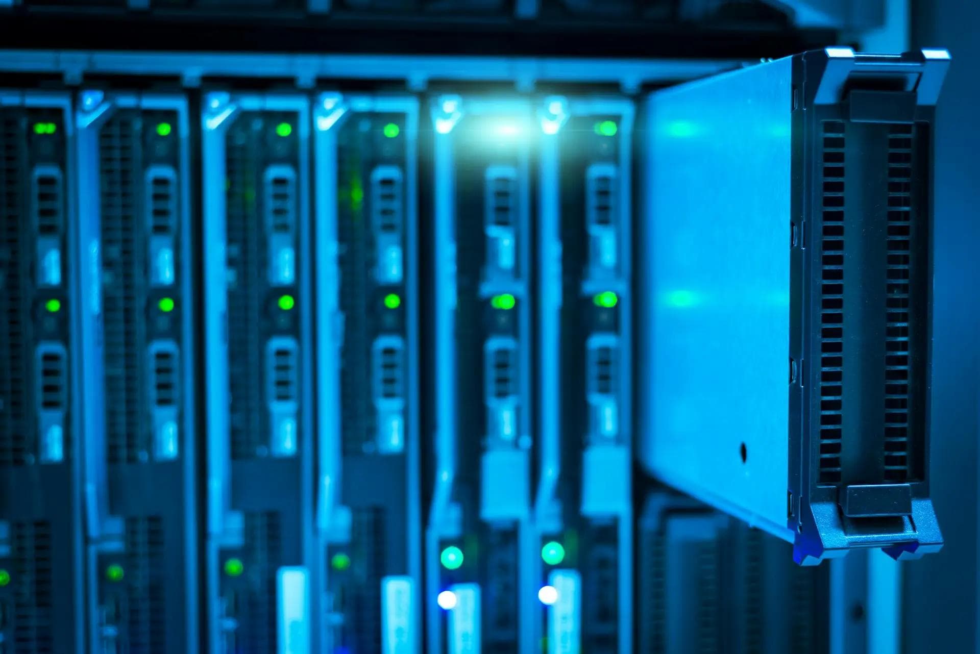 Alignement de baies de serveurs informatiques dans un datacenter moderne et propre, symbolisant l'infrastructure d'un hébergement éco-responsable.